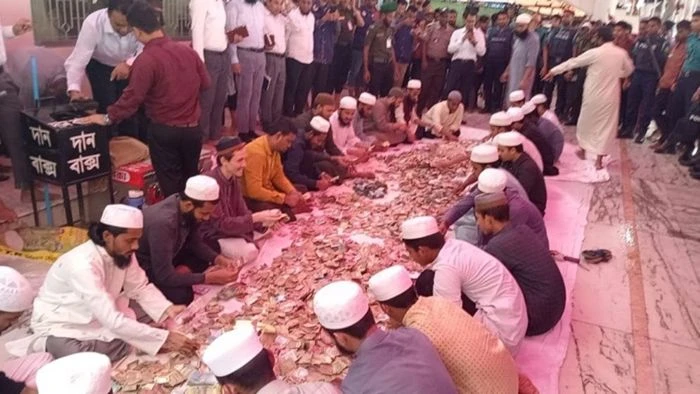 ৭০০ বছরের ইতিহাসে প্রথম: মাজারের ডেগ খুলে প্রকাশ্যে টাকা গণনা, দানবাক্স খুলে মিলল ১৭ লাখ টাকার বেশি